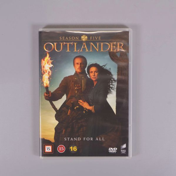 Framsidan av Outlander säsong fem DVD-box med huvudkaraktärer