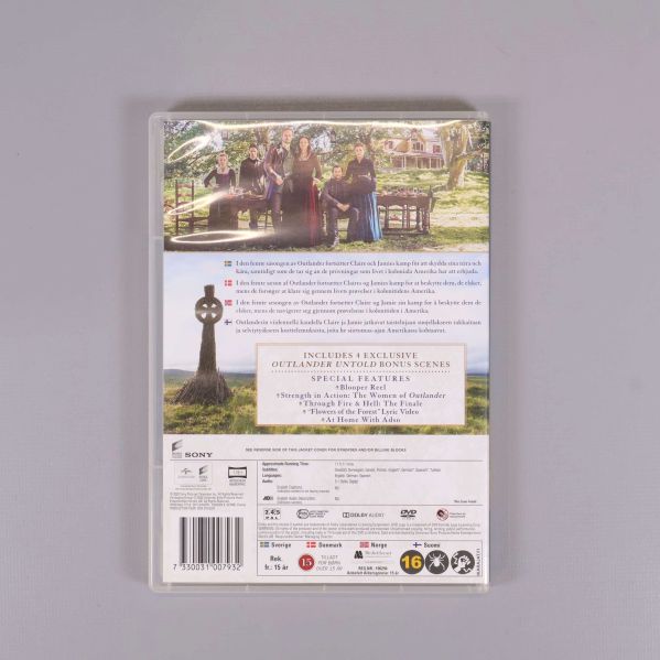 Baksidan av Outlander säsong fem DVD-box med beskrivning