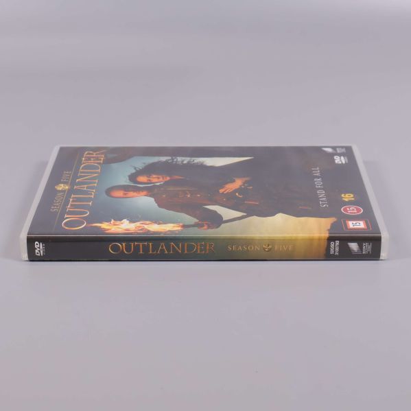 DVD-box med Outlander säsong fem ur sidovinkel