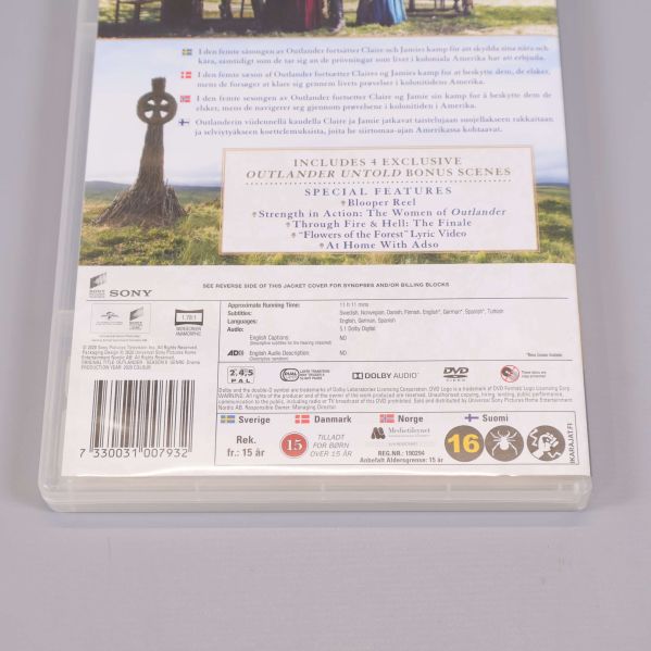 Närbild på baksidan av Outlander DVD-box med text och loggor
