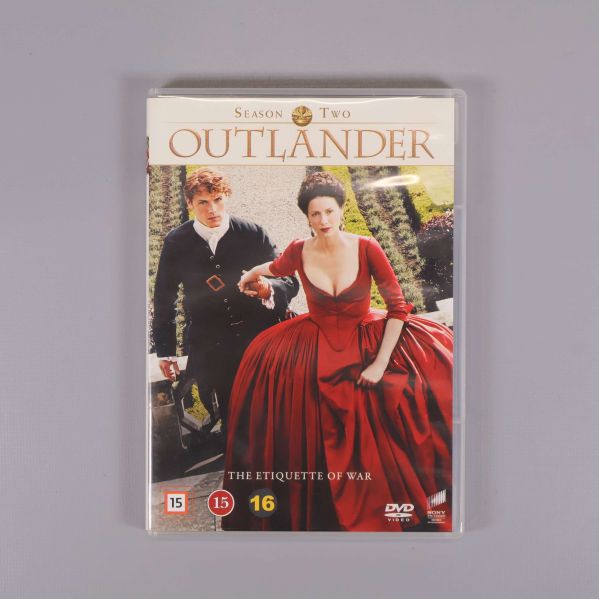 Framsidan på Outlander säsong 2 DVD-box med karaktärer i kostym