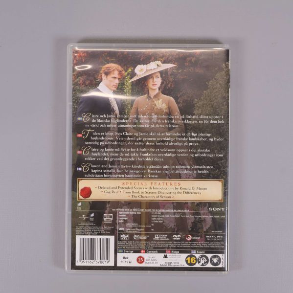 Baksidan på Outlander säsong 2 DVD-box med text och bild