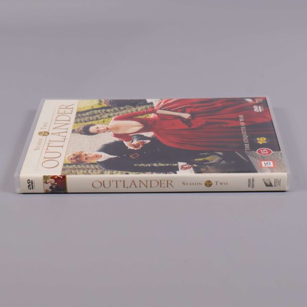 Outlander säsong 2 DVD-box sedd från sidan med ryggen synlig
