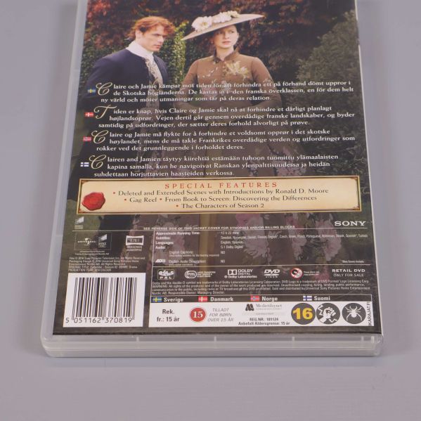 Närbild på baksidan av Outlander säsong 2 DVD-box med extramaterial listat