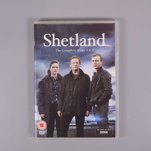 Framsidan av Shetland DVD-box visas med tre huvudkaraktärer