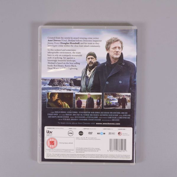 Baksidan av Shetland DVD-box med bilder och beskrivning