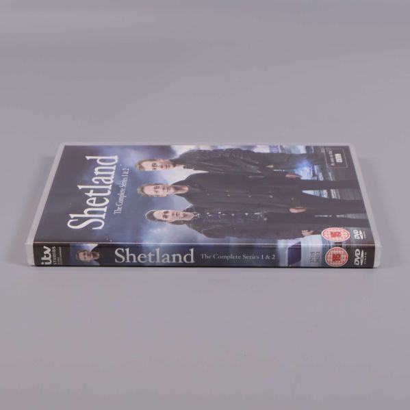 Shetland DVD-box sedd från sidan med ryggen synlig