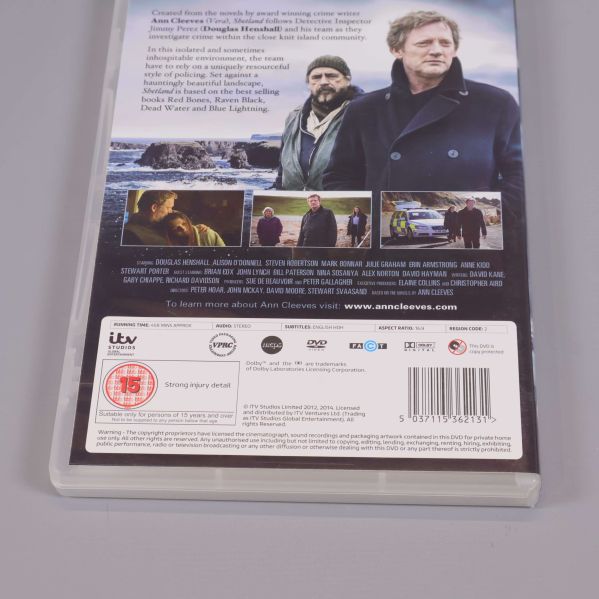 Närbild på nedre delen av Shetland DVD-box baksida med märkning