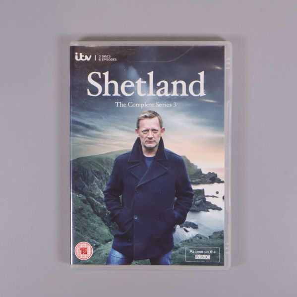 Framsida av Shetland S3 DVD-box med huvudkaraktär och kustbakgrund