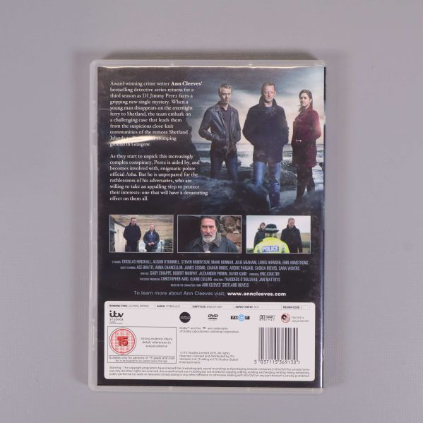 Baksida av Shetland S3 DVD-box med serieinformation och bilder