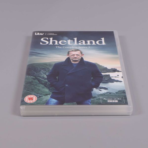 Shetland S3 DVD-box liggande snett på grå bakgrund