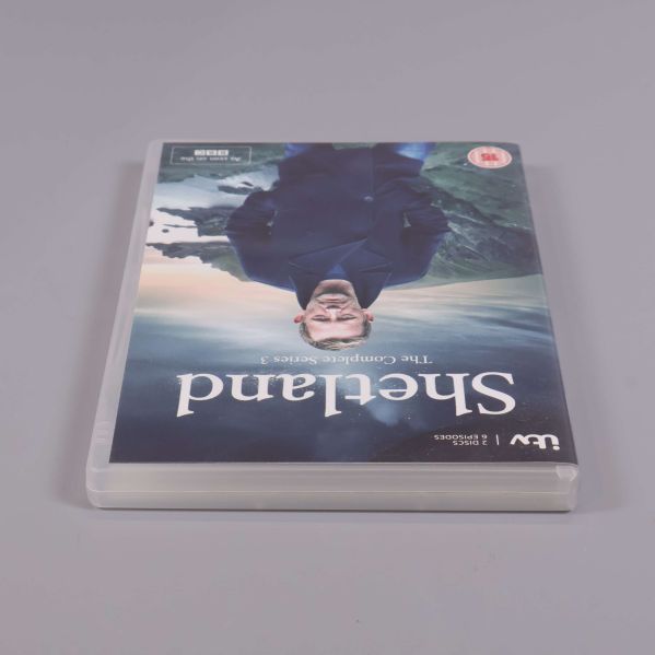 Shetland S3 DVD-box upp och ned på ljusgrå yta