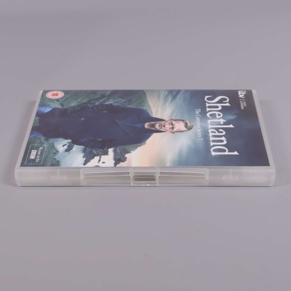 Shetland S3 DVD-box sedd från sidan med synlig ryggetikett