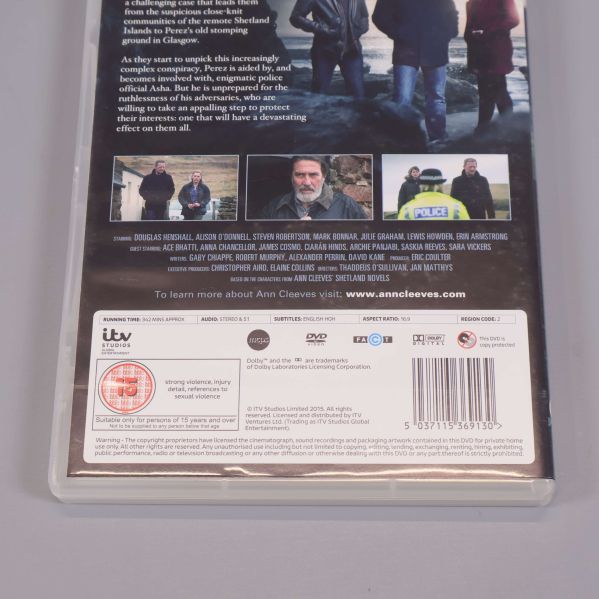 Närbild på baksida av Shetland S3 DVD-box med specifikationer