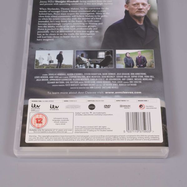 Närbild på baksidan av Shetland S4 DVD-fodral