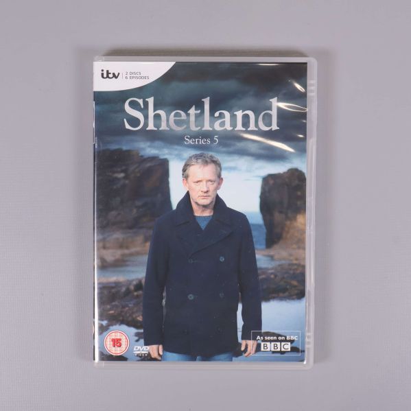 DVD-box Shetland säsong 5 med omslag och huvudkaraktär