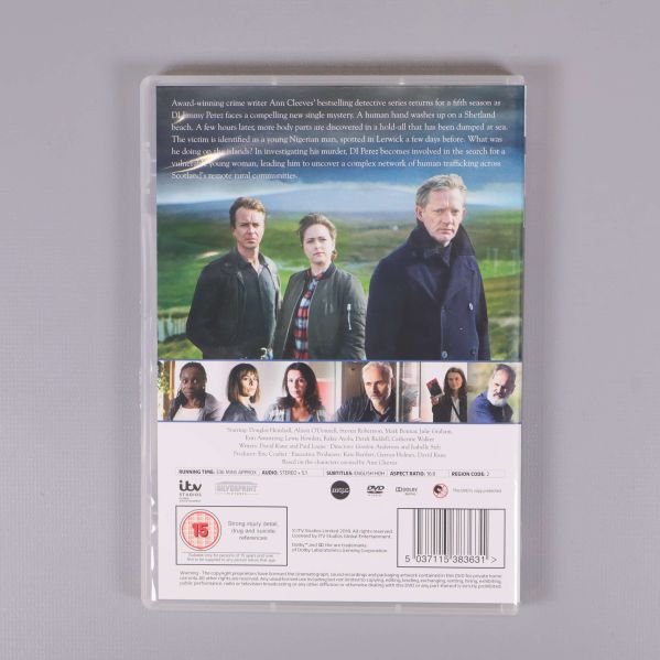 Baksidan av Shetland säsong 5 DVD med bilder och beskrivning