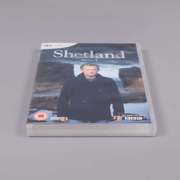DVD-box Shetland säsong 5 sedd framifrån på plan yta