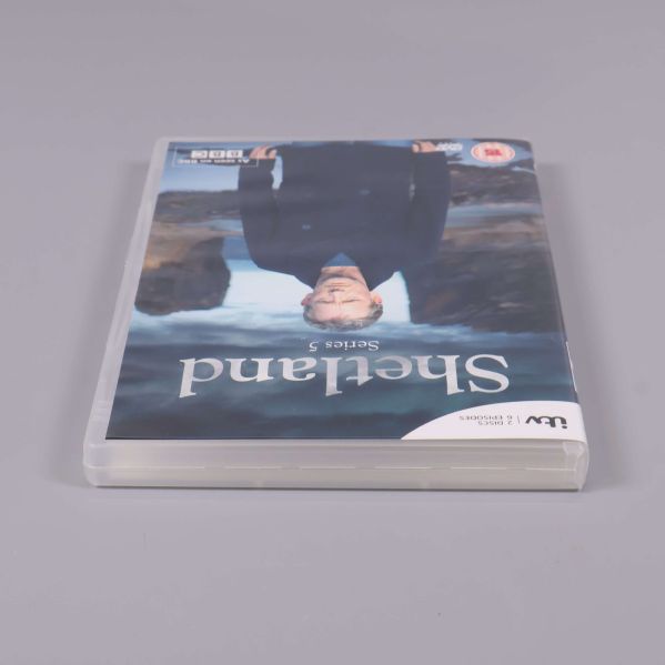 DVD-box Shetland säsong 5 fotograferad från sidan