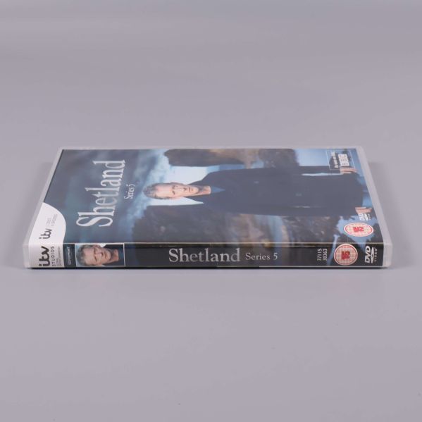 DVD-box Shetland säsong 5 sedd från sidan med ryggtext