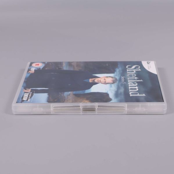 Baksida och lås till DVD-box Shetland säsong 5