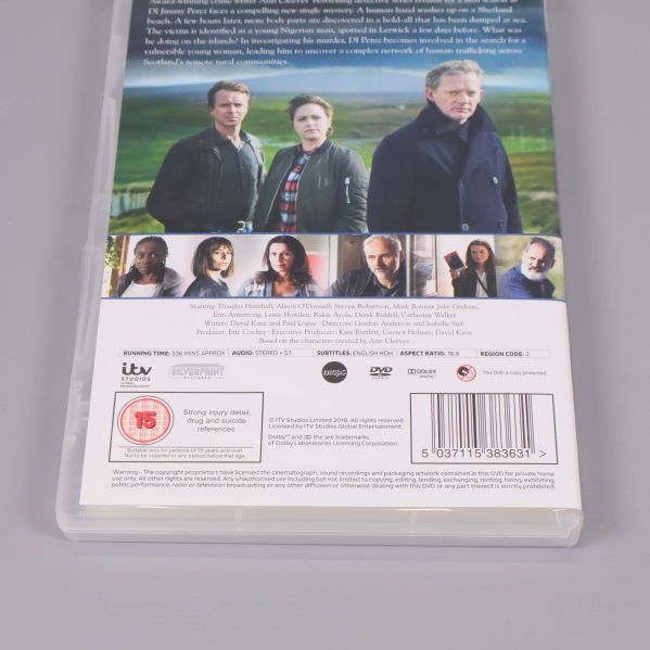 Närbild på baksidan av Shetland säsong 5 DVD-box