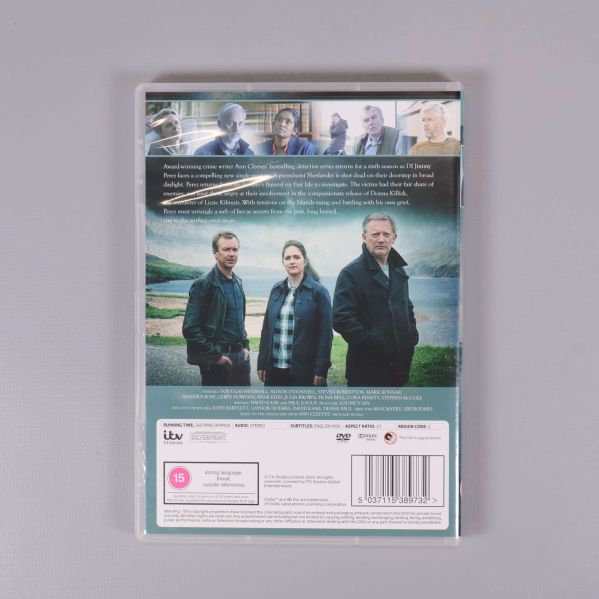 Baksidan av Shetland DVD-box visar karaktärer och beskrivning