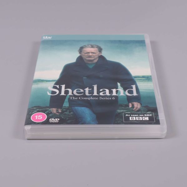 DVD Shetland säsong 6 i plastfodral sedd i vinkel