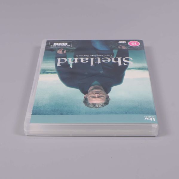 Shetland Series 6 DVD-omslag upp och nervänt i plastfodral