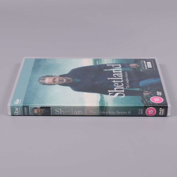 DVD-omslaget Shetland säsong 6 liggande på sidan