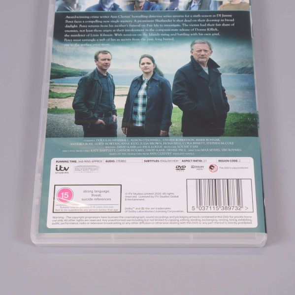 Närbild på baksida av Shetland DVD med åldersgräns och streckkod