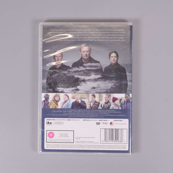 Baksida av DVD-box Shetland S.7 med karaktärer och sammanfattning