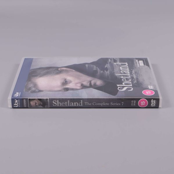 Ryggen av DVD-box Shetland S.7 med titel och logotyper