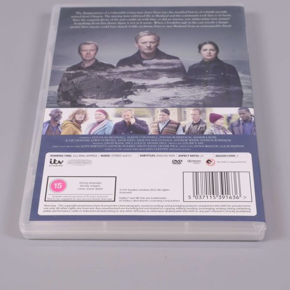 Baksida på DVD-box Shetland S.7 med fokus på text och loggor