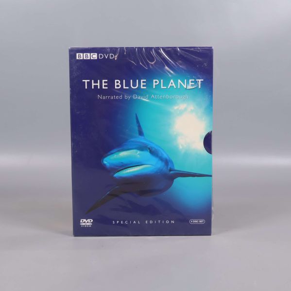 Närbild på The Blue Planet DVD box framsida med hajmotiv