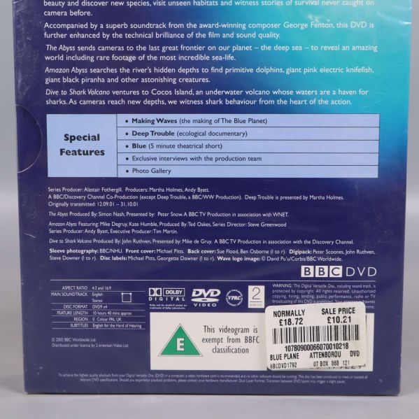Närbild på baksidan av DVD boxen med information och märkningar