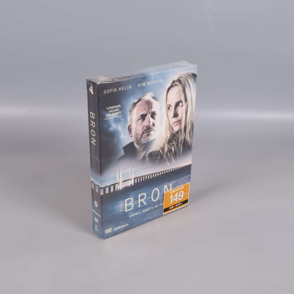 DVD-box Bron säsong 1 stående mot ljus bakgrund
