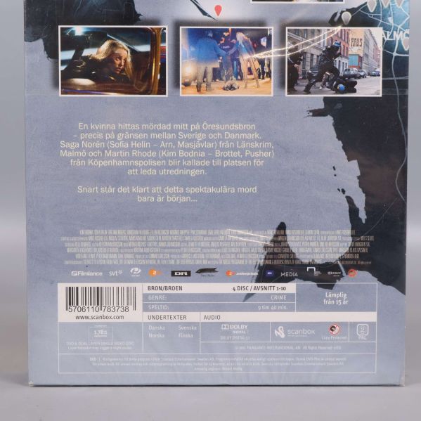 Närbild av baksidan på Bron DVD-box med streckkod och text