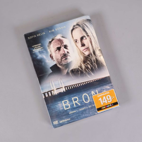 Bron säsong 1 DVD-box liggande på grå yta