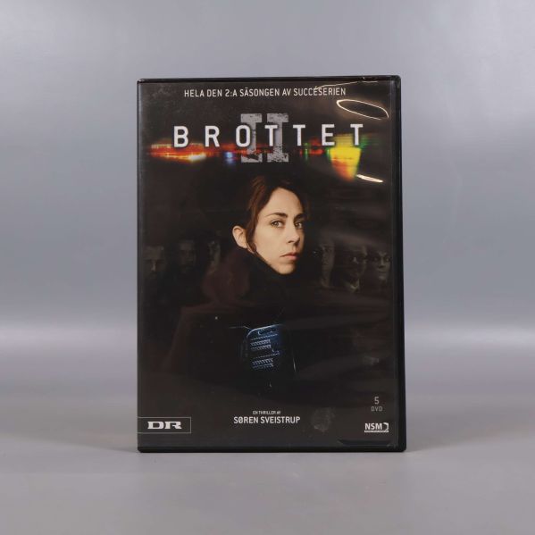 Framsidan av Brottet DVD-box med kvinna i fokus