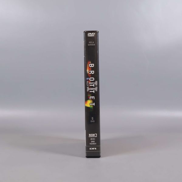 Ryggen på Brottet DVD-box med titel och logotyper