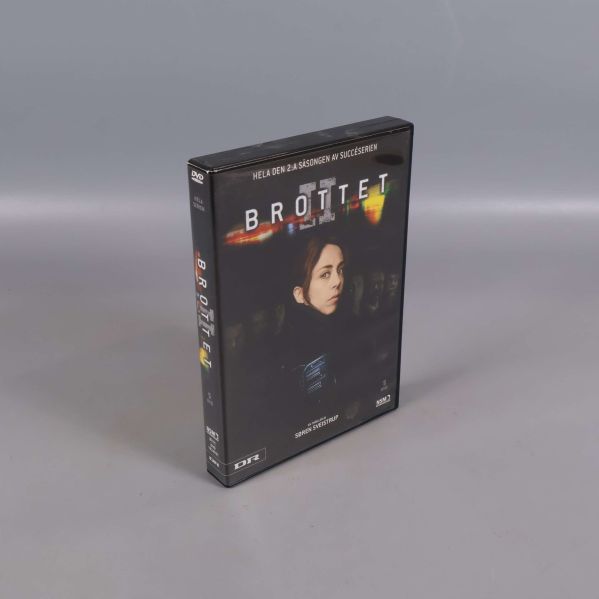 Brottet DVD-box stående snett med framsidan synlig