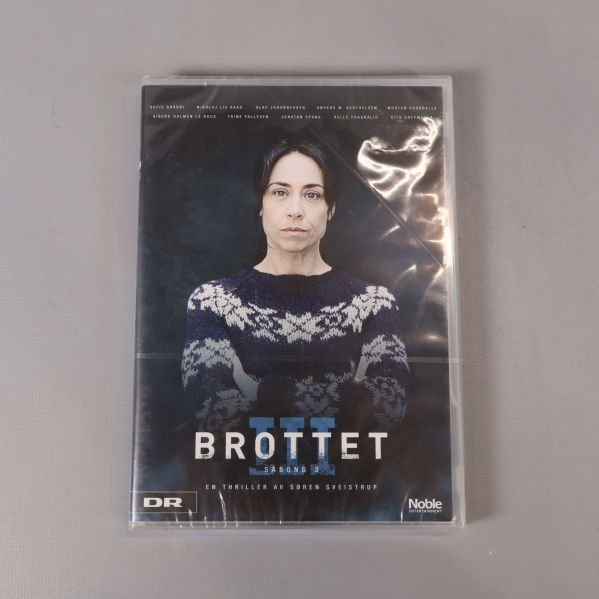 Framsidan av Brottet säsong 3 DVD med huvudrollsinnehavaren