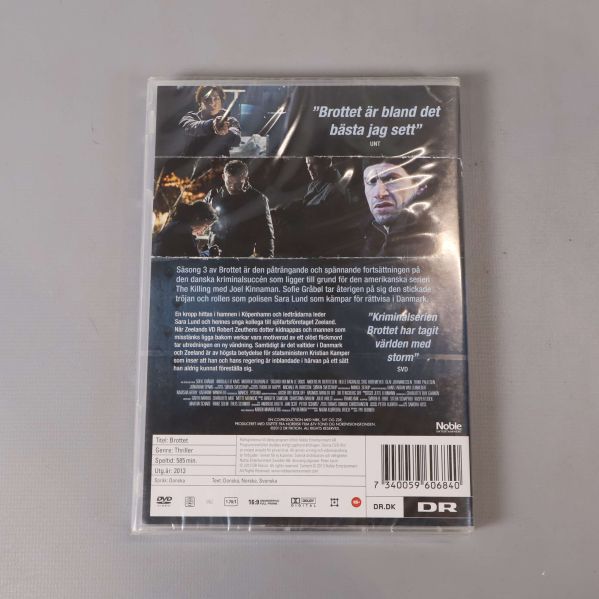 Baksidan av Brottet säsong 3 DVD med serienbeskrivning och specifikationer