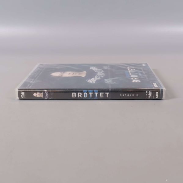 DVD-fodralets rygg med Brottet säsong 3 titel synlig