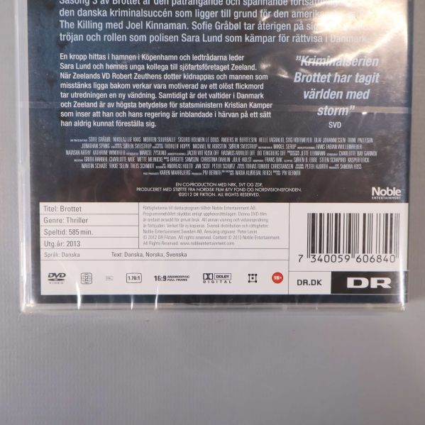 Närbild på baksidan av Brottet säsong 3 DVD med text om innehåll