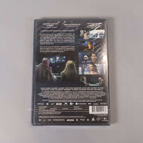 Baksidan av DVD-boxen Bron säsong 2 med beskrivning och bilder