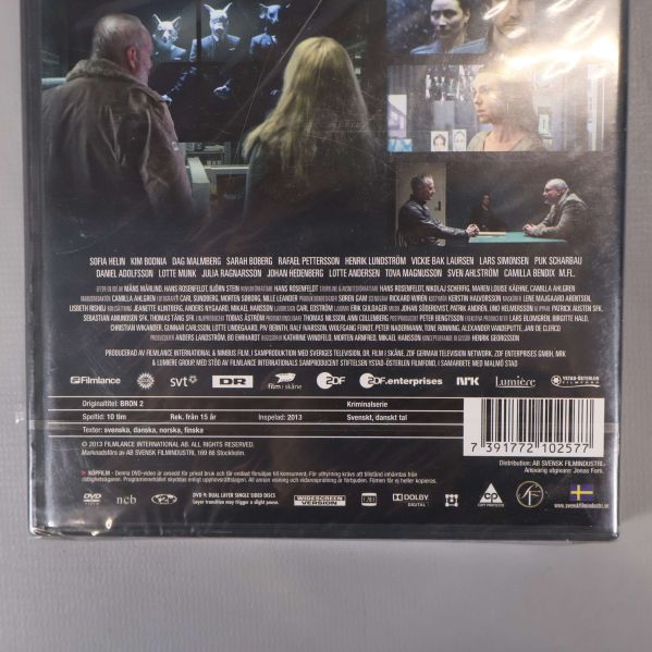 Närbild på text och logotyper på baksidan av DVD-boxen Bron säsong 2