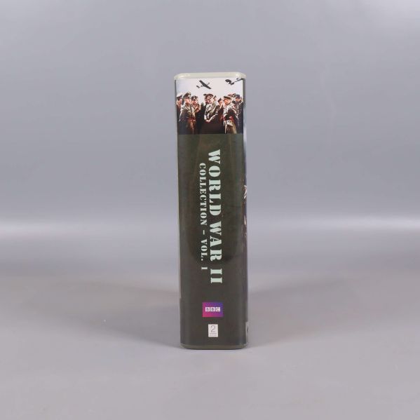 World War II boxset sedd från sidan med tydlig ryggetikett