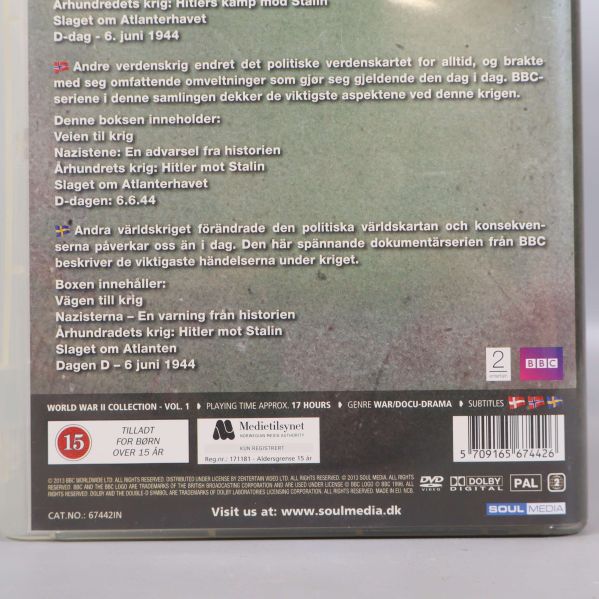 Närbild på DVD-boxens bakre text och symboler, inklusive åldersmärkning